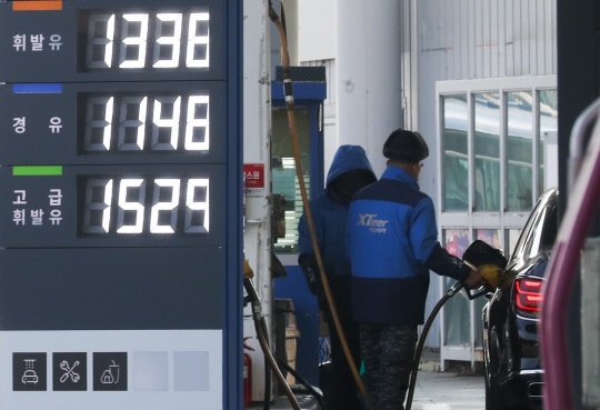 사진은 지난 6일 서울 시내 주유소 모습.   연합뉴스